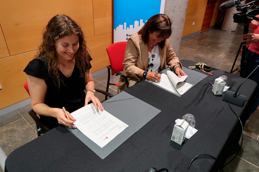 L'alcaldessa de Gavà i la presidenta d'AEPEG signant el conveni de col·laboració